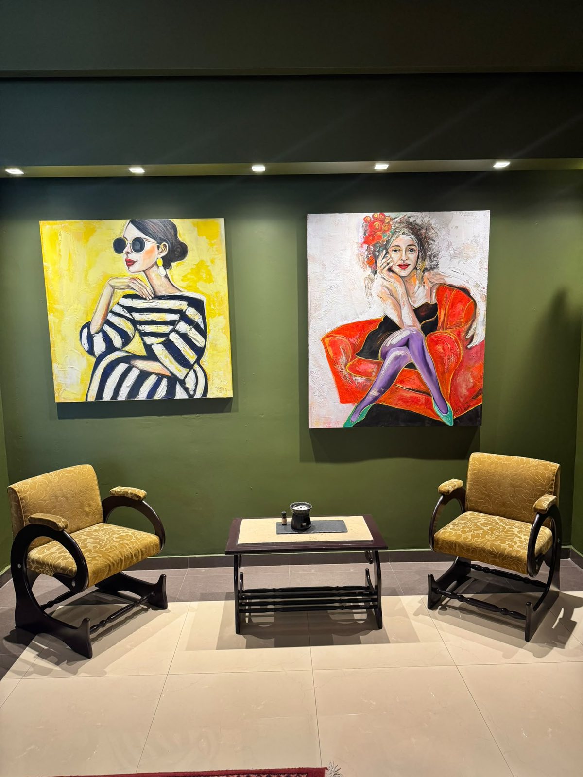 Εσωτερικό της γκαλερί MetaxiArt με πίνακες στους τοίχους