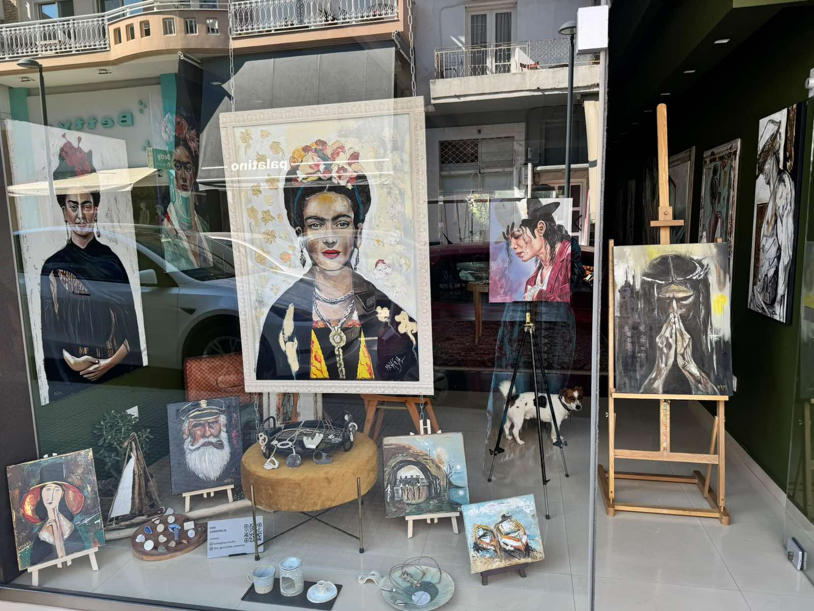 Εσωτερικό της γκαλερί MetaxiArt με πίνακες στους τοίχους